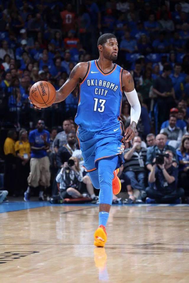 在球场蔓延 在球场蔓延